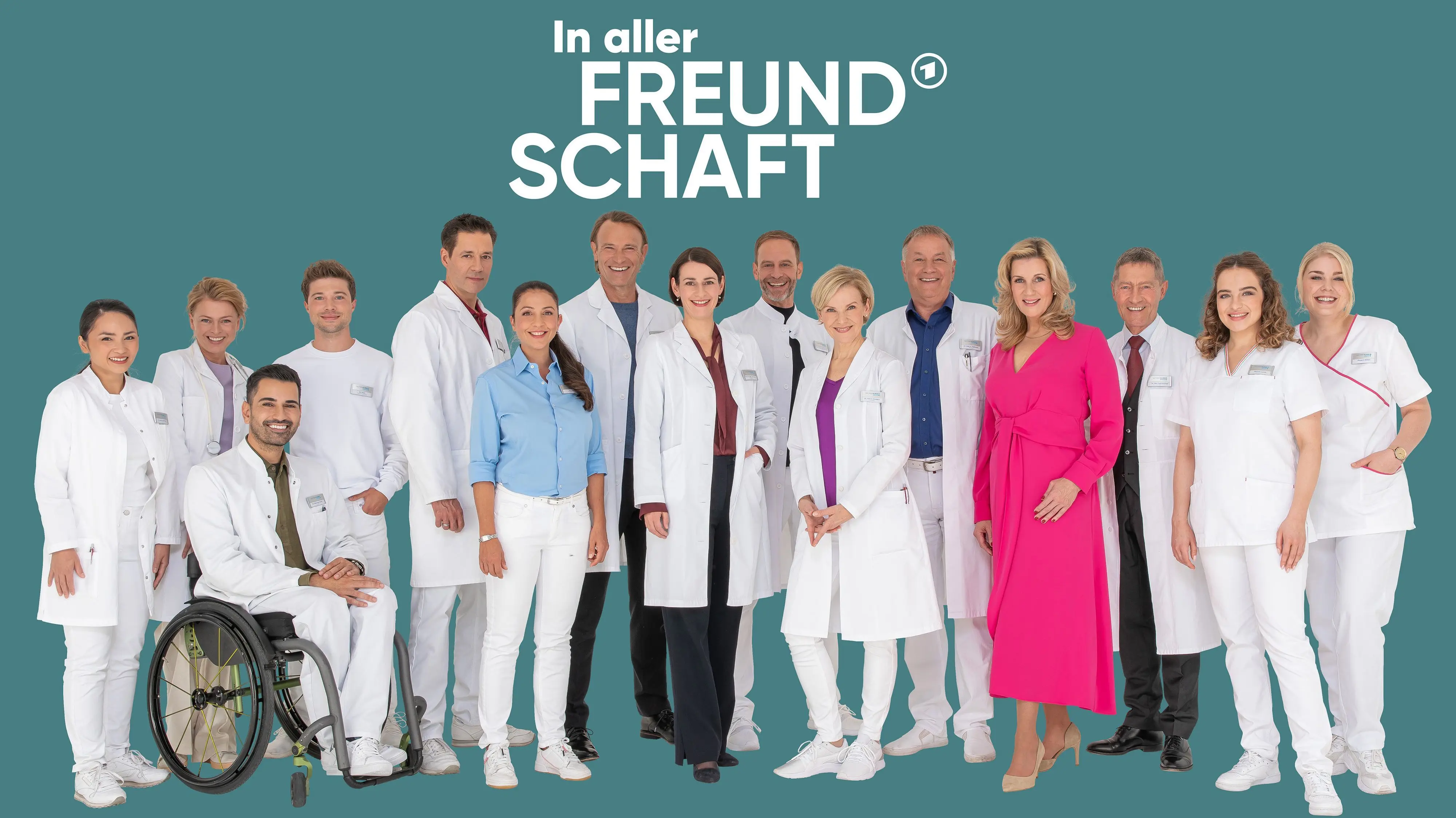 MITTELDEUTSCHER RUNDFUNK
In aller Freundschaft
Gruppenfoto (v.l.): Mai Duong Kieu, Isabell Gerschke, Tan Caglar, Jascha Rust, Thomas Koch, Arzu Bazman, Bernhard Bettermann, Annett Renneberg, Julian Weigend, Andrea Kathrin Loewig, Thomas Rühmann, Alexa Maria Surholt, Udo Schenk, Leslie-Vanessa Lill und Christina Petersen
© MDR/Saxonia Media/Markus Nass, honorarfrei - Verwendung gemäß der AGB im engen inhaltlichen, redaktionellen Zusammenhang mit genannter MDR-Sendung und bei Nennung "Bild: MDR/Saxonia Media/Markus Nass" (S2+). MDR/HA Kommunikation, 04360 Leipzig, Tel: (0341) 300 6477 oder - 6463