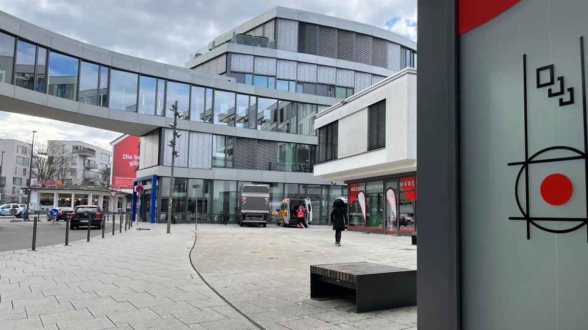 Bekommt einen Namen: Der Platz zwischen dem Brückenhaus der Sparkasse und dem Küchenstudio auf der Insel wird nach Esther Bejarano benannt.