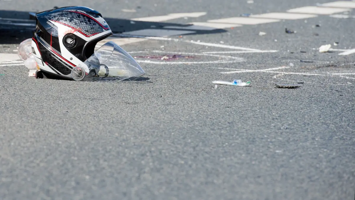 ARCHIV - Ein beschädigter Motorradhelm liegt am 07.04.2016 auf einer Straße nach einem schweren Verkehrsunfall zwischen einem Motorrad und einem Auto in Hannover (Niedersachsen). Auf Sachsens Straßen hat es in diesem Jahr bisher weniger Bikerunfälle gegeben. Foto: Julian Stratenschulte/dpa (zu dpa «Weniger Unfälle mit Zweirädern in Sachsen» vom 18.11.2016) +++(c) dpa - Bildfunk+++