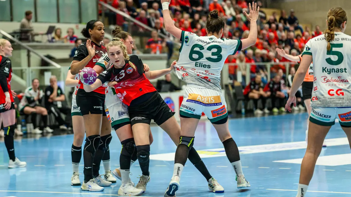 GER, Thueringer HC gegen FRISCH AUF G?ppingen, 1. Handballbundesliga Frauen, 21. Spieltag, Saison 2024/2025, 12.03.2025: Kathrin Pichlmeier RL, Thueringer HC, 13, Louisa De Bellis C, FRISCH AUF G?ppingen, 20, Stephanie Elies FRISCH AUF G?ppingen, 63, Sharon Nooitmeer KM, Thueringer HC, 3 GER, Thueringer HC gegen FRISCH AUF G?ppingen, 1. Handballbundesliga Frauen, 21. Spieltag, Saison 2024/2025, 12.03.2025 GER, Thueringer HC gegen FRISCH AUF G?ppingen, 1. Handballbundesliga Frauen, 21. Spieltag, Saison 2024/2025, 12.03.2025 Bad Langensalza *** Kathrin Pichlmeier RL, Thueringer HC, 13 , Louisa De Bellis C, FRISCH AUF G?ppingen, 20 , Stephanie Elies FRISCH AUF G?ppingen, 63 , Sharon Nooitmeer KM, Thueringer HC, 3 GER, Thueringer HC vs FRISCH AUF G?ppingen, 1 Handball Bundesliga Women, 21 Matchday, Season 2024 2025, 12 03 2025 GER, Thueringer HC vs FRISCH AUF G?ppingen, 1 Handball Bundesliga Women, 21 Matchday, Season 2024 2025, 12 03 2025 Bad Langensalza Copyright: xEibner-Pressefoto/MartinxHerbstx EP_MHT