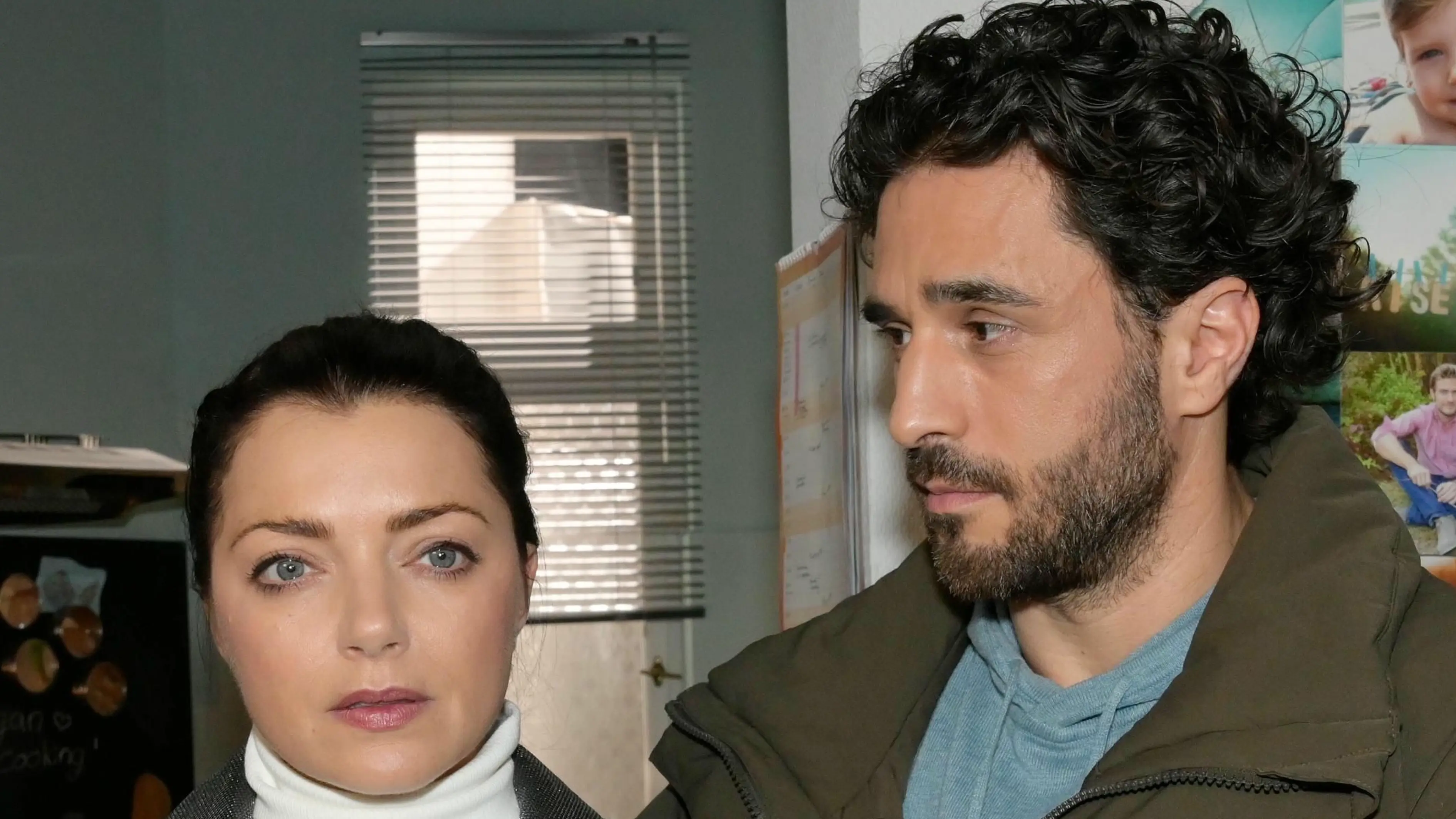 Bei GZSZ ahnen Emily (Anne Menden) und Tobias (Jan Kittmann), dass jemand sie töten will.