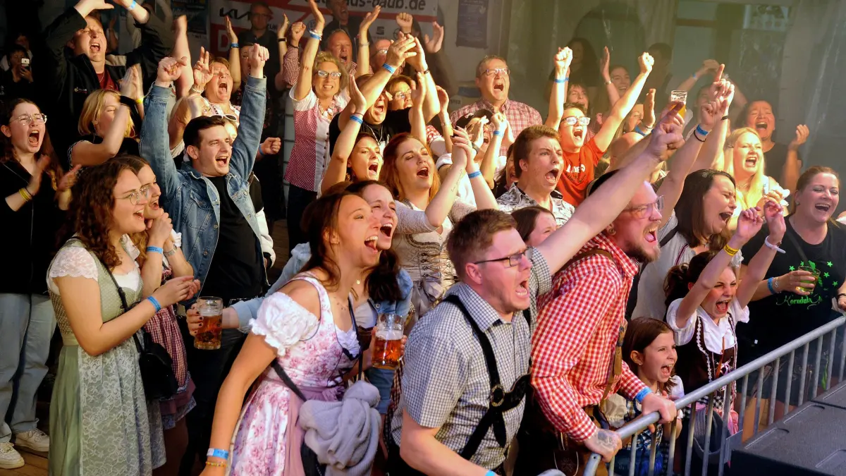 Maifest Wiesenstetten Party Freitag 2022: Vorsicht: Dieses Foto ist möglicherweise nur für den einstigen Verlag Schwäbisches Tagblatt verwendbar. Maifest Wiesenstetten, Publikum Freitag