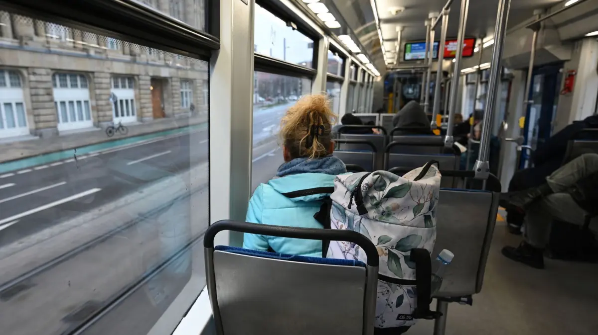 Öffentlicher Nahverkehr in Leipzig: 12.03.2025, Sachsen, Leipzig: Pendler sitzen in einer Straßenbahn der Leipziger Verkehrsbetriebe (LVB), die durch den morgendlichen Berufsverkehr fährt. Der Ausbau des Bus- und Bahnangebots kommt einer Erhebung im Auftrag der Umweltorganisation Greenpeace zufolge in den meisten deutschen Großstädten kaum voran. Als einzige Großstadt hat Leipzig das Nahverkehrsangebot seit 2023 um mehr als 10 Prozent ausgebaut. Foto: Elisa Schu/dpa +++ dpa-Bildfunk +++
