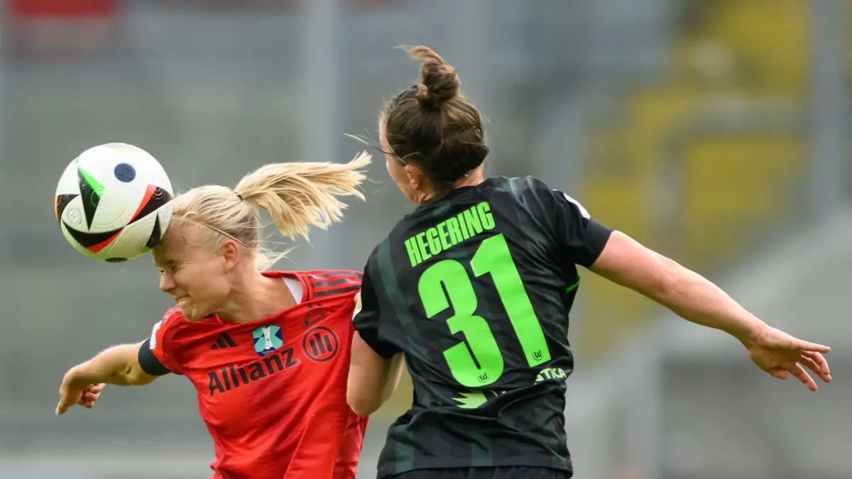 FC Bayern München - VfL Wolfsburg: ARCHIV - 25.08.2024, Sachsen, Dresden: Fußball, Frauen, DFB-Supercup, FC Bayern München - VfL Wolfsburg, Rudolf-Harbig-Stadion. Münchens Pernilla Harder (l) kämpft mit Wolfsburgs Marina Hegering um den Ball. (zu dpa: ««Die schlimmste Botschaft»: Scharfe Kritik vor Spitzenspiel») Foto: Robert Michael/dpa +++ dpa-Bildfunk +++