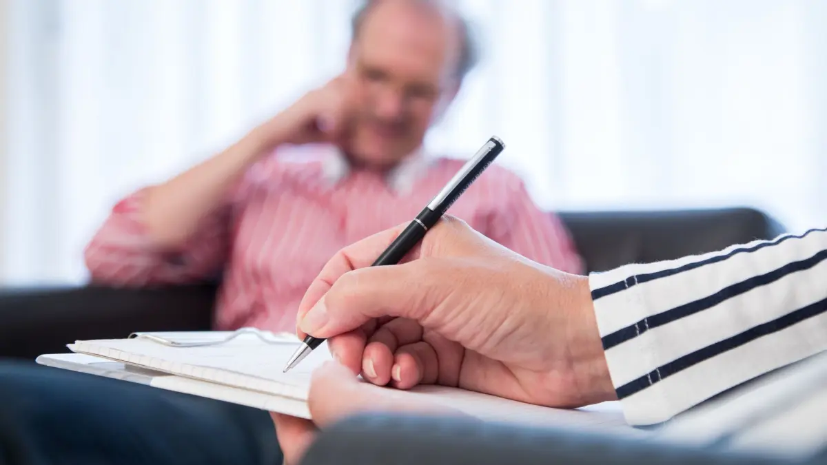 Mann bei einer Psychotherapie: ILLUSTRATION - Psychische Probleme sind noch immer ein Tabuthema. Besonders Männer haben häufig Vorbehalte gegen eine Psychotherapie. (zu dpa: «Psychische Gesundheit: Wenn Hemmungen Hilfe im Weg stehen») Foto: Christin Klose/dpa-tmn - Honorarfrei nur für Bezieher des dpa-Themendienstes +++ dpa-Themendienst +++