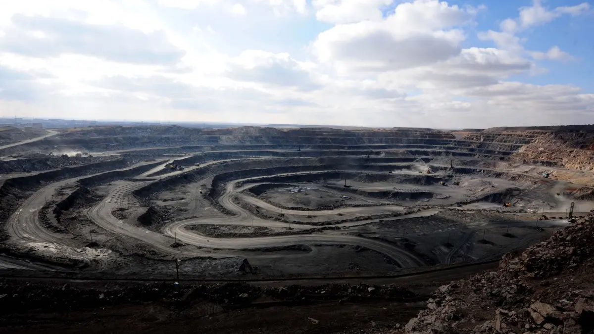 Mine für Seltene Erden in China: ARCHIV - 29.10.2010, China, Baotou: Die Bayan-Obo-Mine für Seltene Erden in der Inneren Mongolei. China hat spezielle Regelungen für den Umgang mit den Metallen erlassen. (zu dpa: «Studie: Welt bleibt bei seltenen Erden von China abhängig») Foto: Ren Junchuan/Xinhua via ZUMA Wire/dpa +++ dpa-Bildfunk +++