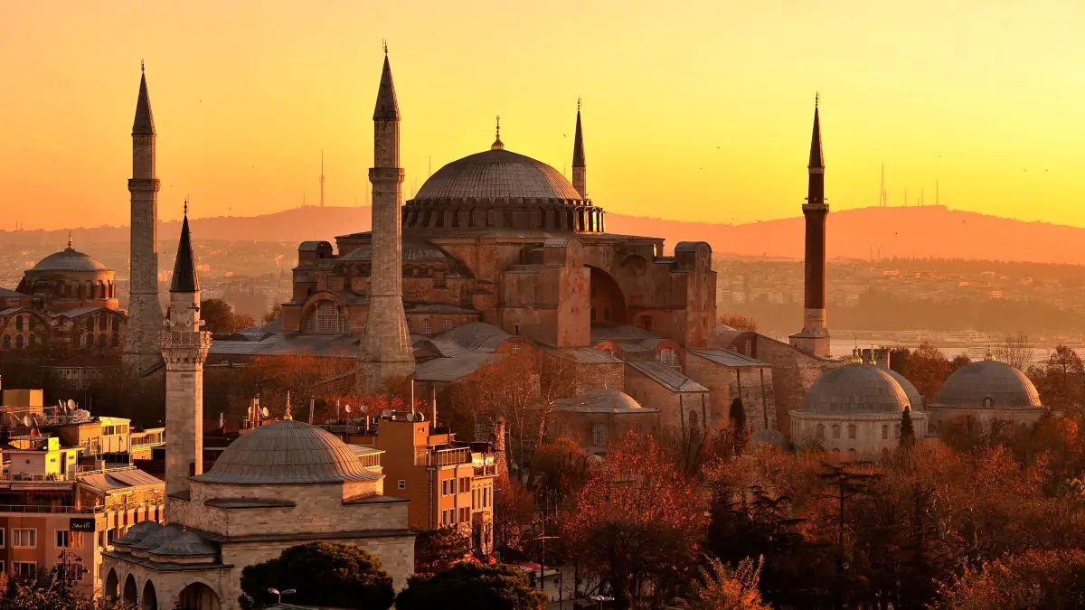ARCHIV - Die Hagia Sopia in Istanbul (Tuerkei), aufgenommen am 05.12.2012 kurz nach Sonnenaufgang. Die Hagia-Sopia war eine byzantinische Kirche, später eine Moschee und beherbergt heute ein Museum, das Hagia-Sophia-Moschee-Museum. (zu dpa «Veranstalter: Türkei-Touristen unbeeindruckt von Gabriels Warnung» vom 20.08.2017) Foto: Marius Becker/dpa +++ dpa-Bildfunk +++
