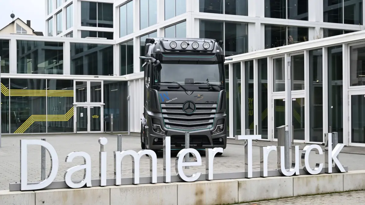 ARCHIV - 18.10.2024, Baden-Württemberg, Stuttgart: Der Schriftzug Daimler Truck ist an der Zentrale des Nutzfahrzeugherstellers angebracht. (zu dpa: «Daimler Truck nach Auftragsplus wieder zuversichtlicher») Foto: Bernd Weißbrod/dpa +++ dpa-Bildfunk +++