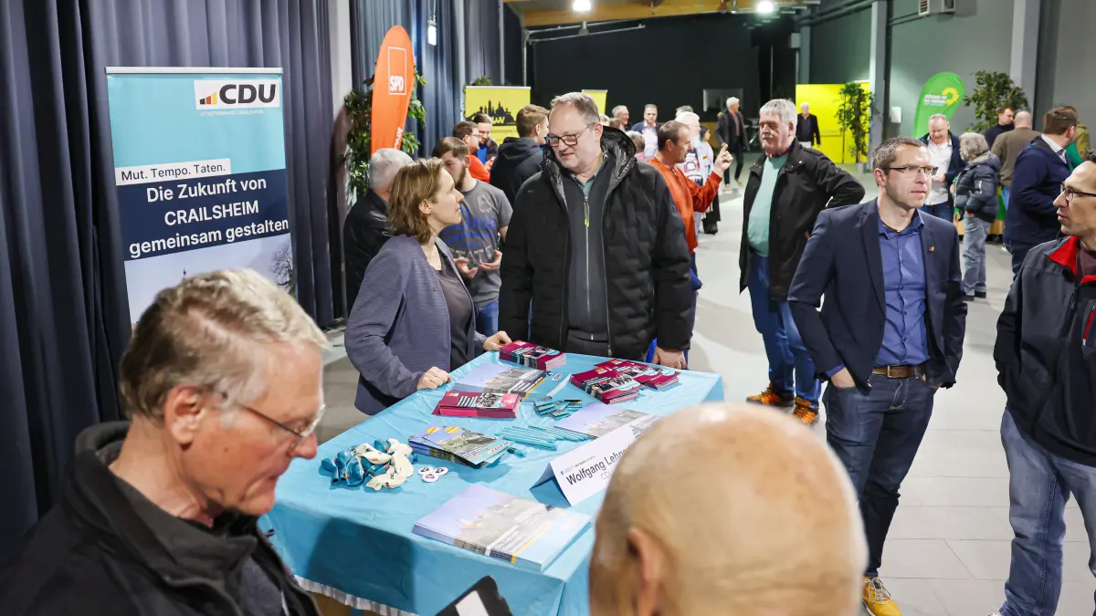 Nach dem HT-Wahlforum zur Gemeinderatswahl in Crailsheim tauschten sich Bürger im Hangar-Foyer an den Ständen der Listen aus.