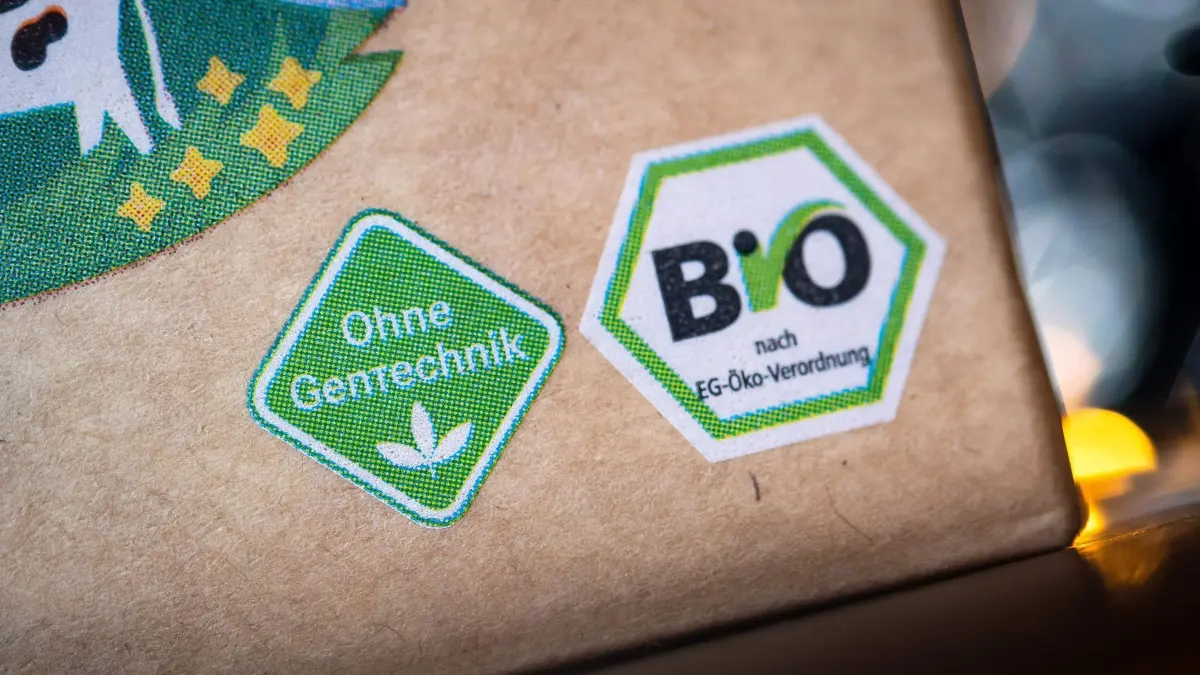 Kennzeichnung - Ohne Gentechnik: ARCHIV - 04.10.2022, Bremen: Das Logo "Ohne Gentechnik" und das Deutsche Bio-Siegel sind auf einer Lebensmittelverpackung. (zu dpa: «Mehrheit der EU-Staaten für Lockerung von Gentechnik-Regeln») Foto: Sina Schuldt/dpa +++ dpa-Bildfunk +++