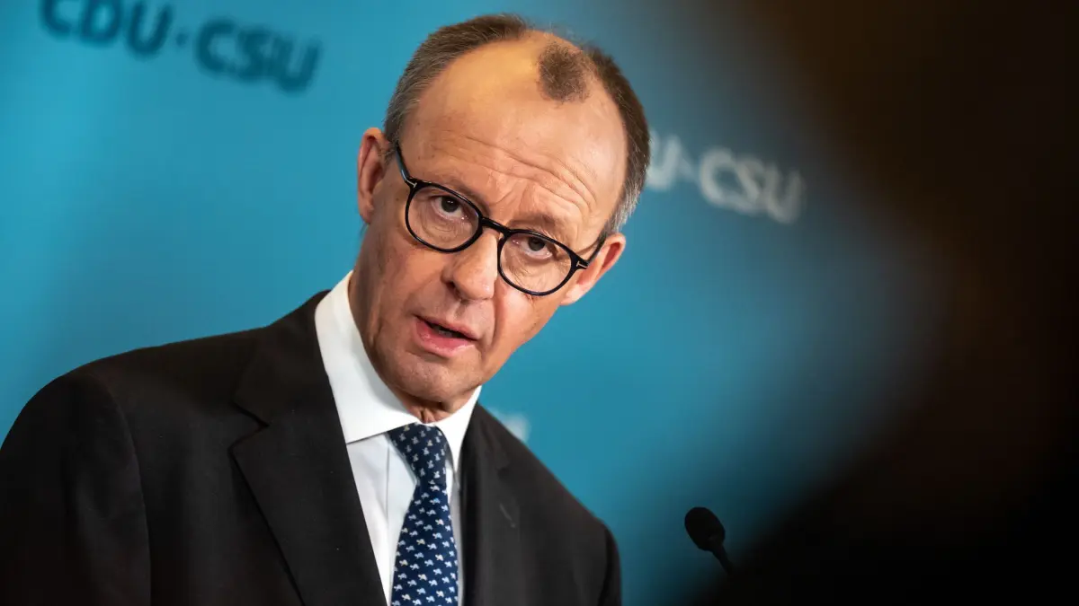 Bundestag - Einigung über Finanzpaket: 14.03.2025, Berlin: Friedrich Merz, CDU/CSU-Fraktionsvorsitzender im Bundestag und CDU-Bundesvorsitzender, gibt nach der Fraktionssitzung im Bundestag ein Statement. Die Fraktionsspitzen von Union, SPD und Grünen haben sich nach langen Diskussionen um ein milliardenschweres Verteidigungs- und Infrastrukturpaket geeinigt. Foto: Michael Kappeler/dpa +++ dpa-Bildfunk +++