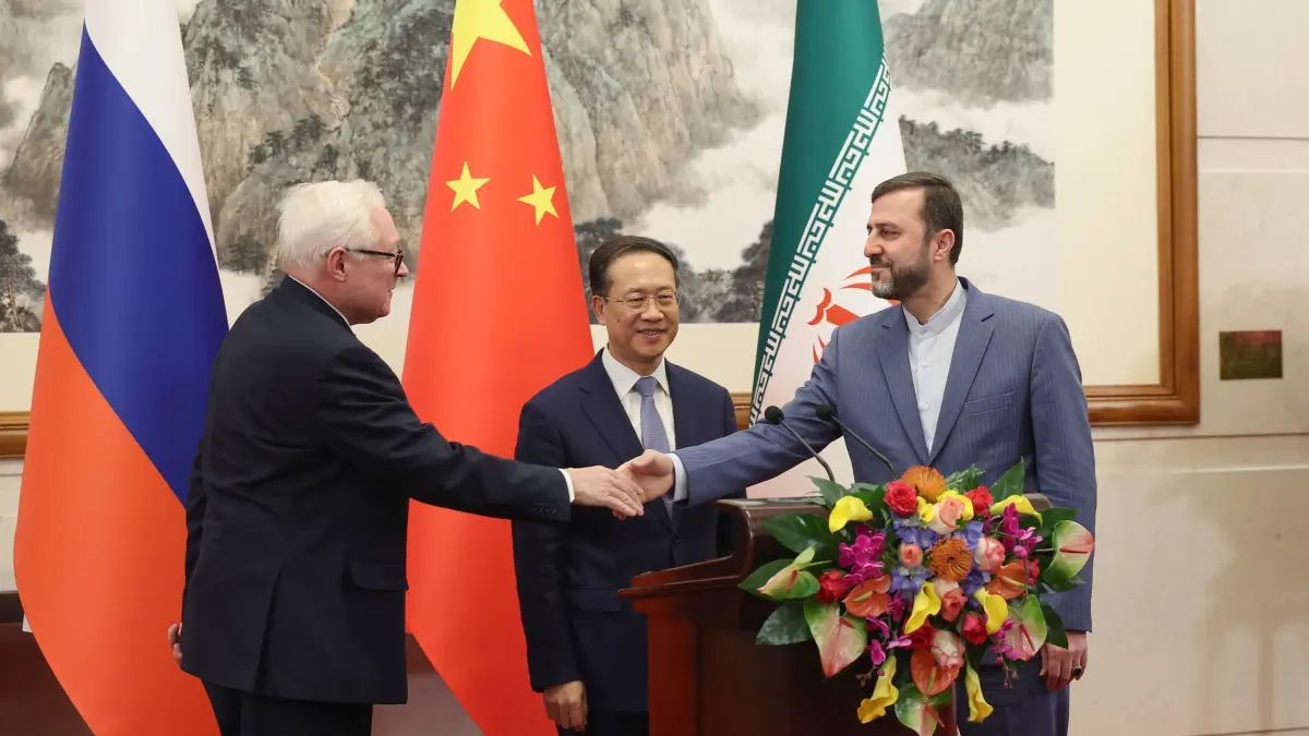 Forderung zum Ende der Iran-Sanktionen: 14.03.2025, China, Peking: Der stellvertretende russische Außenminister Sergej Rjabkow (l-r), der stellvertretende chinesische Außenminister Ma Zhaoxu und der stellvertretende iranische Außenminister Kazem Gharibabadi treffen sich mit Journalisten nach ihrem Treffen im Diaoyutai State Guest House. China, Russland und der Iran fordern in der angespannten Lage um das iranische Atomprogramm ein Ende «aller einseitigen illegalen Sanktionen» gegen Teheran. Foto: Lintao Zhang/Pool Getty/AP/dpa +++ dpa-Bildfunk +++