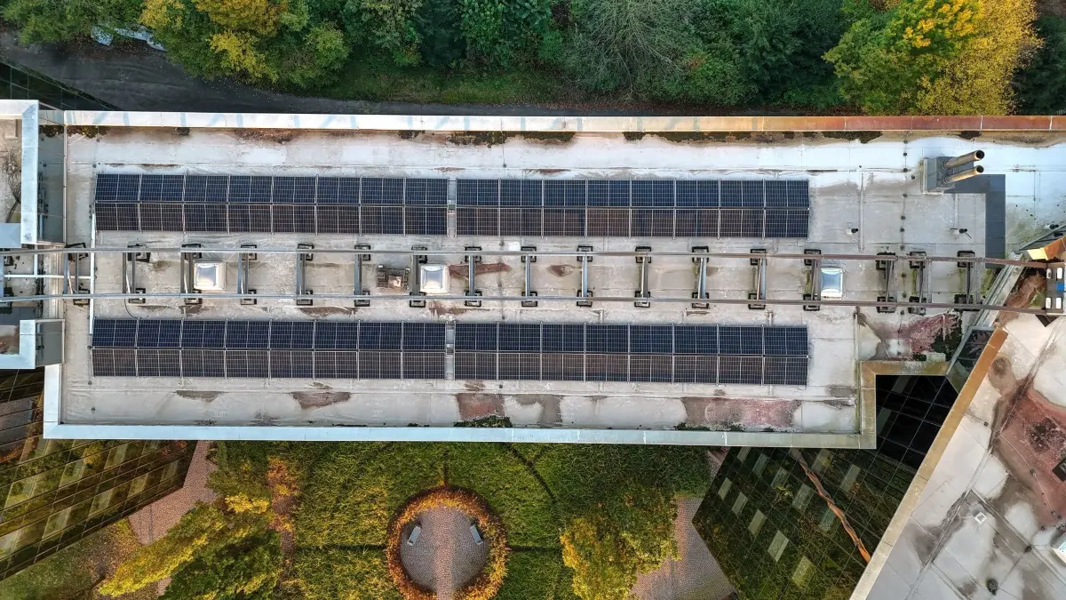 Mit einer Modulleistung von 155 kWp wird die Anlage auf dem BED künftig durchschnittlich ca. 150.000 kWh Strom pro Jahr erzeugen – nahezu der gesamte erzeugte Strom wird direkt vor Ort genutzt.