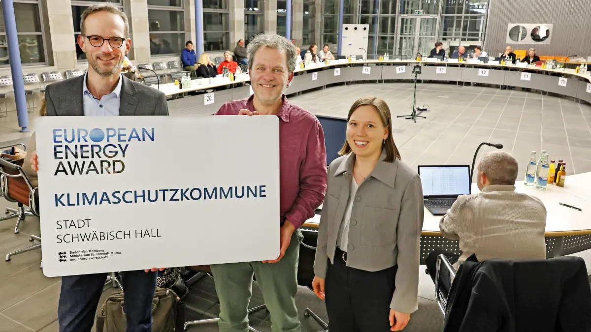 Die Stadt wurde mit dem European Energy Award als Klimaschutzkommune ausgezeichnet. Erster Bürgermeister Peter Klink, Energiebeauftragter Heiner Schwarz-Leuser, Klimaschutzbeauftragte Anna Köppel mit dem neuen Ortsschild