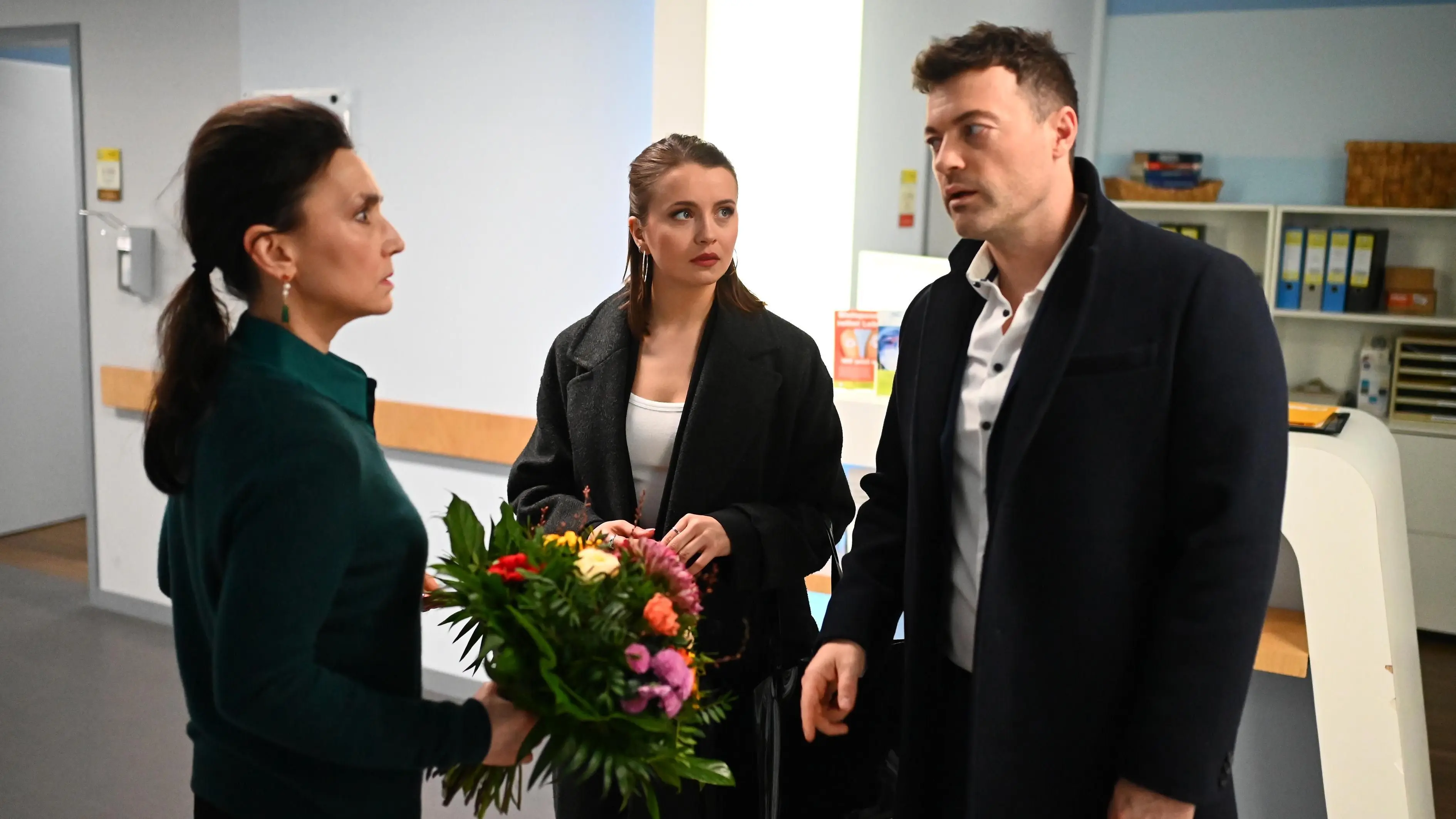 AWZ-Star aus Koma erwacht: Richards schockierende erste Worte an Simone | swp.de