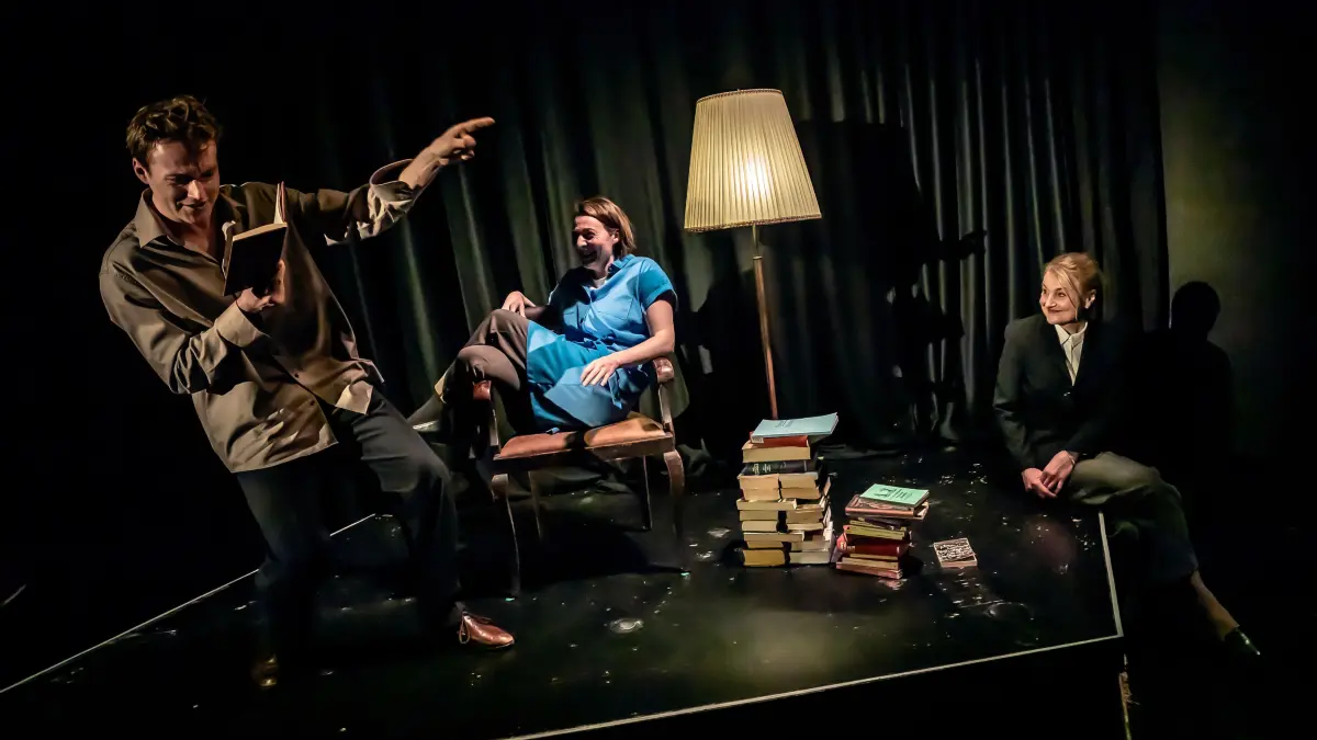 Der Vorleser nach dem Roman von Bernhard Schlink im Theater Ulm: mit Samson Fischer, Stefanie Schwab und Susi Wirth