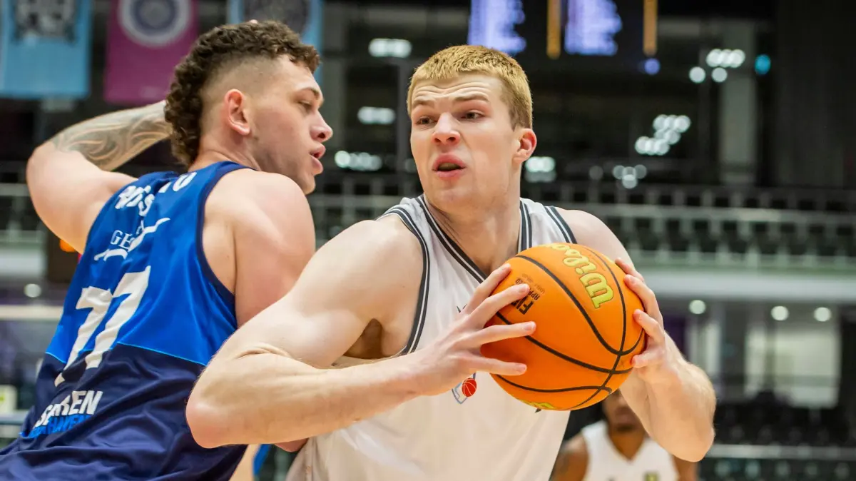 Basketball | ProA, ART Giants D?sseldorf -Eisb?ren Bremerhaven: Alexander Richardson Giants D?sseldorf,No.09 gegen Anzac Risetto Eisb?ren Bremerhaven,No.77 DEU, D?sseldorf, 01.03.2025 Basketball, ProA, Saison 2024/2025, 28. Spieltag, ART Giants D?sseldorf - Eisb?ren Bremerhaven Castello NRW Germany *** Alexander Richardson Giants D?sseldorf,No 09 against Anzac Risetto Eisb?ren Bremerhaven,No 77 DEU, D?sseldorf, 01 03 2025 Basketball, ProA, Season 2024 2025, 28 Matchday, ART Giants D?sseldorf Eisb?ren Bremerhaven Castello NRW Germany