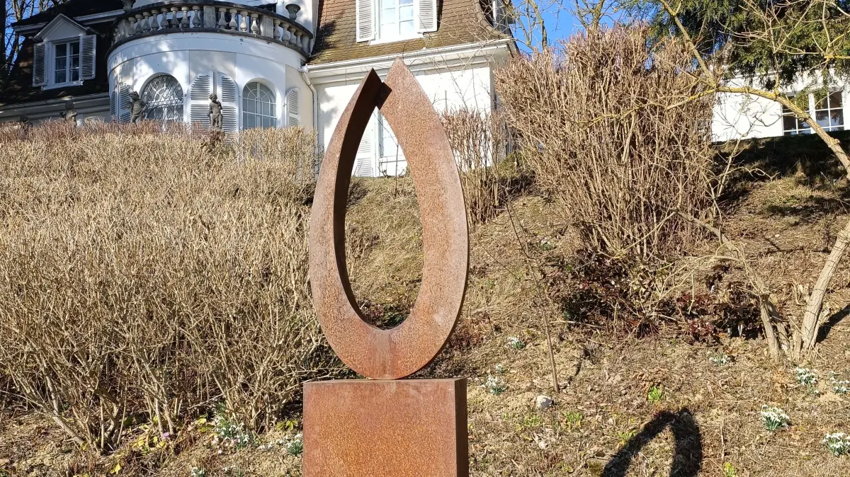 Eine Blume aus Stahl: "Tulip" von Rüdiger Seibt im Park der Villa Rot.