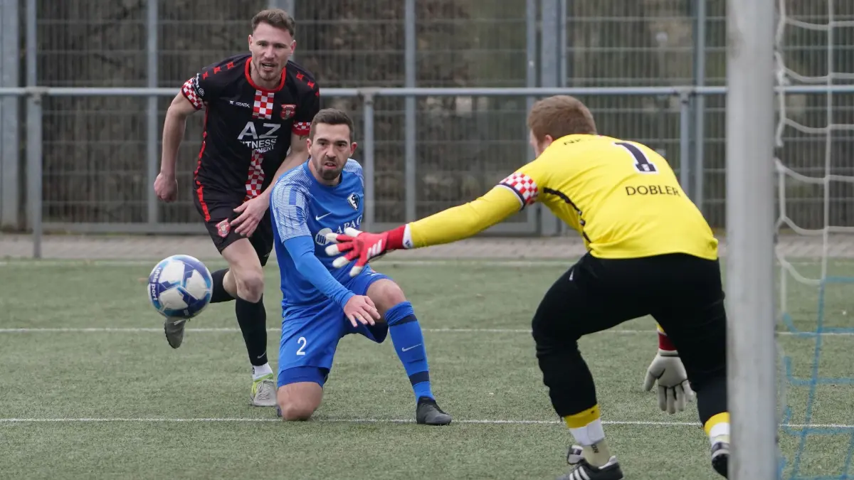 Der Satteldorfer Andreas Schlageter (blau) bringt den Ball nach innen.