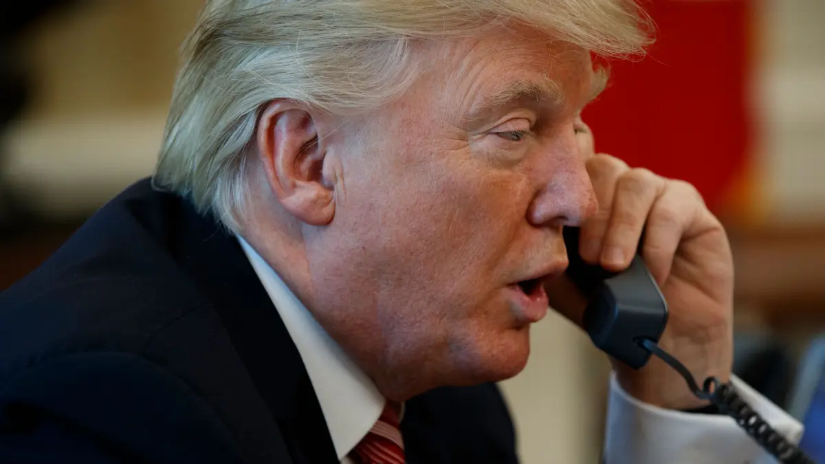 US-Präsident Donald Trump telefoniert am 27.06.2017 im Weißen Haus in Washington (USA) mit dem neuen irischen Ministerpräsident Varadkar. Foto: Evan Vucci/AP/dpa +++ dpa-Bildfunk +++
