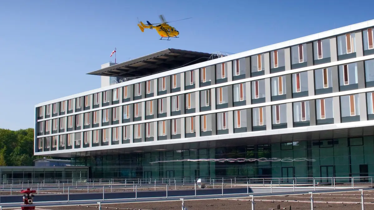 Rettungshubschrauber landet zum ersten Mal auf dem Dach der neuen Chirurgie.