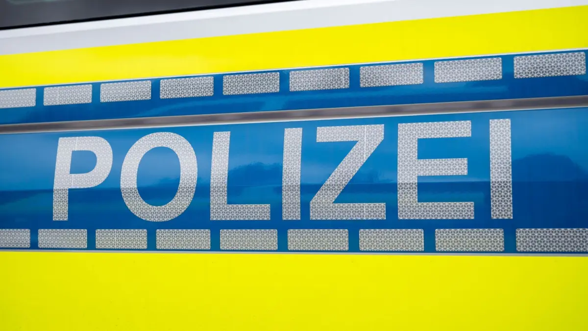 Illustration - Polizeiwagen: ARCHIV - 07.03.2024, Thüringen, Suhl: Der Schriftzug "Polizei" steht auf einem Einsatzfahrzeug. (zu dpa: «Lkw fährt gegen Baufahrzeug - A4 Richtung Frankfurt gesperrt») Foto: Daniel Vogl/dpa +++ dpa-Bildfunk +++