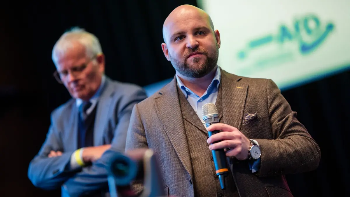 AfD Baden-Württemberg: ARCHIV - 24.02.2024, Baden-Württemberg, Rottweil: Markus Frohnmaier (AfD, r), Co-Vorsitzender des AfD-Landesverbandes Baden-Württemberg, spricht während des AfD-Landesparteitags in der Stadthalle neben Emil Sänze, ebenso Co-Vorsitzender des AfD-Landesverbandes Baden-Württemberg, zu Parteimitgliedern. (zu dpa: «Südwest-AfD klagt gegen Verfassungsschutz») Foto: Christoph Schmidt/dpa +++ dpa-Bildfunk +++