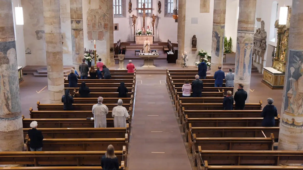 Messe unter Corona-Bedingungen un der Stiftskirche St. Moriz in Rottenburg: Vorsicht: Dieses Foto ist möglicherweise nur für den einstigen Verlag Schwäbisches Tagblatt verwendbar. Rottenburg 10.05.2020
Die katholische Kirchengemeinde St. Moriz Rottenburg vor der erste oeffentliche Messe unter Corona-Bedingungen. Gut zwei Dutzend Glaeubigen und Besucher in die Stiftskirche St. Moriz.
FOTO: ULMER Pressebildagentur
xxNOxMODELxRELEASExx