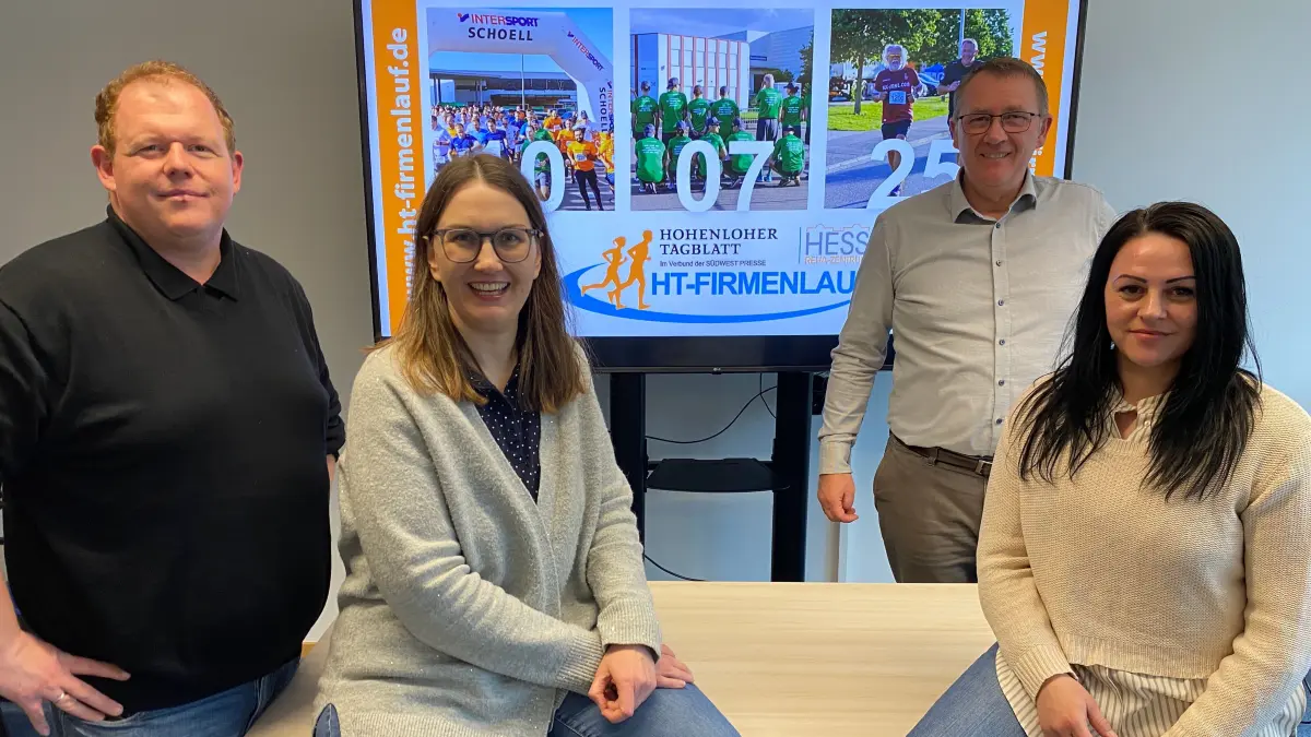Kick-off für die dritte Auflage des HT-Firmenlaufs: Robin Simon (links), Geschäftsführer von Reha-Zentrum Hess in Crailsheim, mit den Anzeigen- und Marketingexperten des Hohenloher Tagblatts Vera Epple, Peer Ley und Alexandra Mertins (von links).