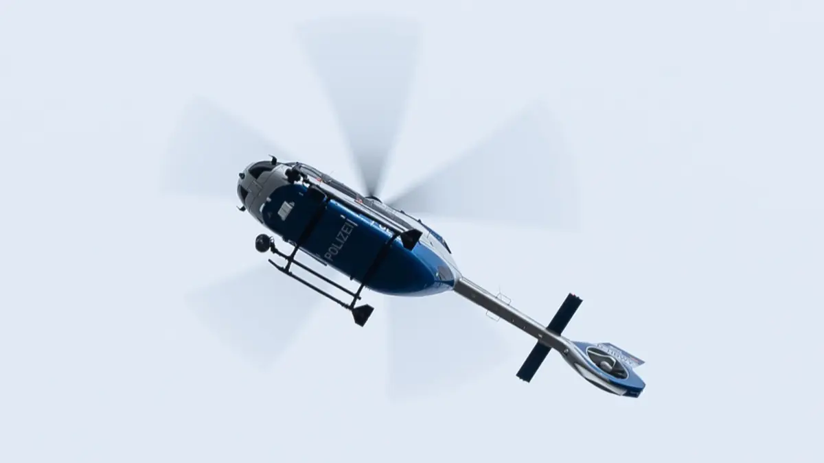ARCHIV - 14.01.2023, Baden-Württemberg, Freiburg im Breisgau: Ein Polizeihubschrauber fliegt vor Beginn einer Entschärfung einer Fliegerbombe über das Evakuierte Gelände. (zu dpa: «Zweijähriger vermisst - Suchaktion mit Hubschrauber») Foto: Silas Stein/dpa +++ dpa-Bildfunk +++