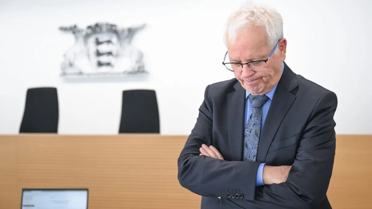 Südwest-AfD klagt gegen Verfassungsschutz: 18.03.2025, Baden-Württemberg, Stuttgart: Emil Sänze, Abgeordneter der AfD im Landtag von Baden-Württemberg, steht in einem Gerichtssaal des Verwaltungsgerichtshofs. Das Landesamt für Verfassungsschutz hatte den AfD-Landesverband im Juli 2022 als Verdachtsfall zum Beobachtungsobjekt «im Phänomenbereich Rechtsextremismus» erhoben und dies per Pressemitteilung publik gemacht. Der Landesverband klagt konkret gegen die Beobachtung durch das Landesamt sowie deren öffentliche Bekanntgabe. (zu dpa: «AfD-Anwalt: «Es gibt einen Graubereich»») Foto: Bernd Weißbrod/dpa +++ dpa-Bildfunk +++