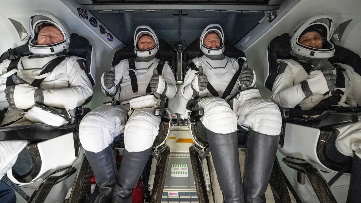 Mission zur ISS - „Crew Dragon“ Rückkehr: HANDOUT - 18.03.2025, USA, ---: NASA-Astronaut Butch Wilmore (l-r), der russische Kosmonaut Alexander Gorbunow und die NASA-Astronauten Nick Hague und Suni Williams sitzen in der SpaceX-Kapsel «Crew Dragon» an Bord des SpaceX-Bergungsschiffs «Megan», nachdem sie vor der Küste Floridas im Wasser gelandet sind. Foto: Keegan Barber/NASA/AP/dpa - ACHTUNG: Nur zur redaktionellen Verwendung und nur mit vollständiger Nennung des vorstehenden Credits +++ dpa-Bildfunk +++
