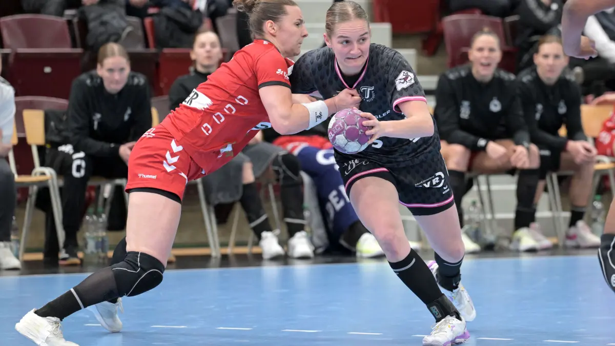 HB Ludwigsburg vs. TusSies Metzingen, Handball, HBF, 20.Ligaspieltag, Saison 2024/2025, 19.03.2025: Verena Osswald (TusSies Metzingen, #23) gegen Karolina Kudlacz-Gloc (HB Ludwigsburg, #14)
HB Ludwigsburg vs. TusSies Metzingen, Handball, HBF, 20.Ligaspieltag, Saison 2024/2025, 19.03.2025
Foto: Eibner-Pressefoto/Tobias Baur