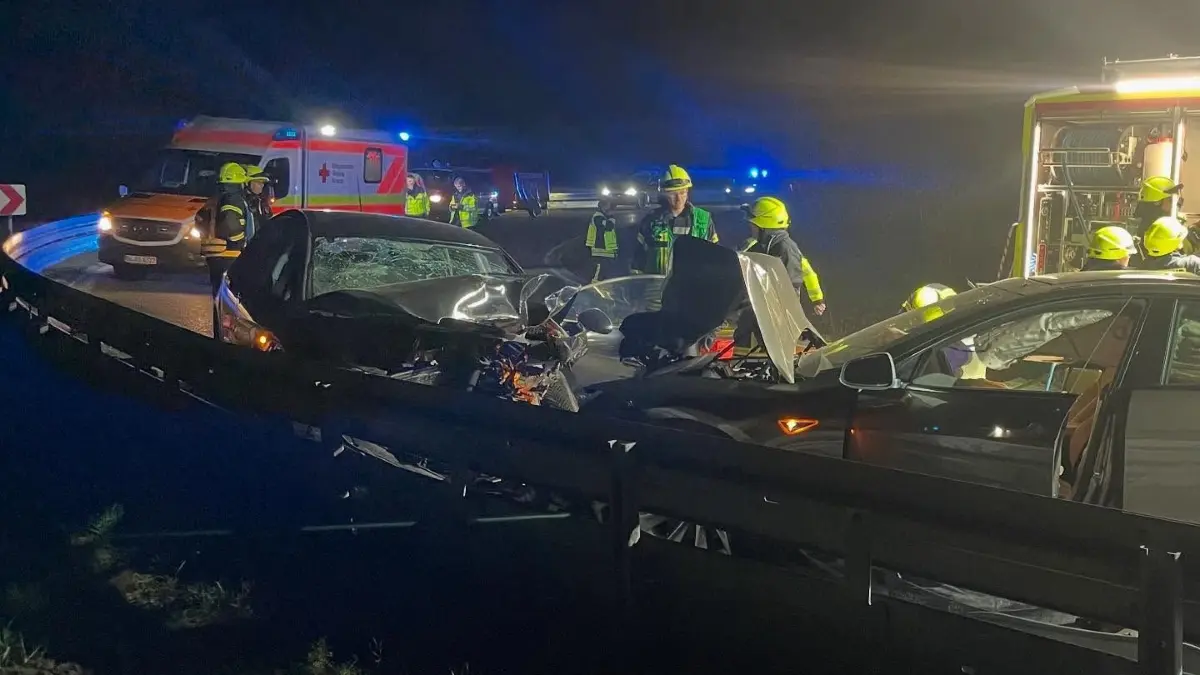 Zwei Autos kollidierten in einer Kurve frontal.