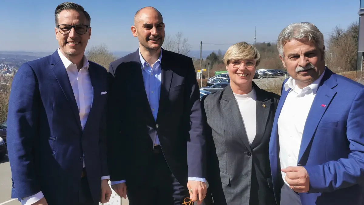 Landes-Finanzminister Danyal Bayaz (Grüne) in Reutlingen bei den Familienunternehmer auf der Achalm: (von links) Robin Morgenstern, Bayaz, die Grünen-Landestagsabgeorndete Cindy Holmberg und Gastgeber Rainer Knauer.