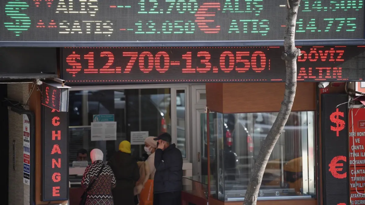 Türkische Lira bricht nach Verhaftung von Imamoglu ein.: ARCHIV - 30.11.2021, Türkei, Istanbul: Menschen tauschen Geld in einer Wechselstube in Istanbul. (Archivbild) (zu dpa: «Verhaftung von Erdogan-Kontrahenten erschüttert türkische Finanzmärkte») Foto: Sadat/XinHua/dpa +++ dpa-Bildfunk +++