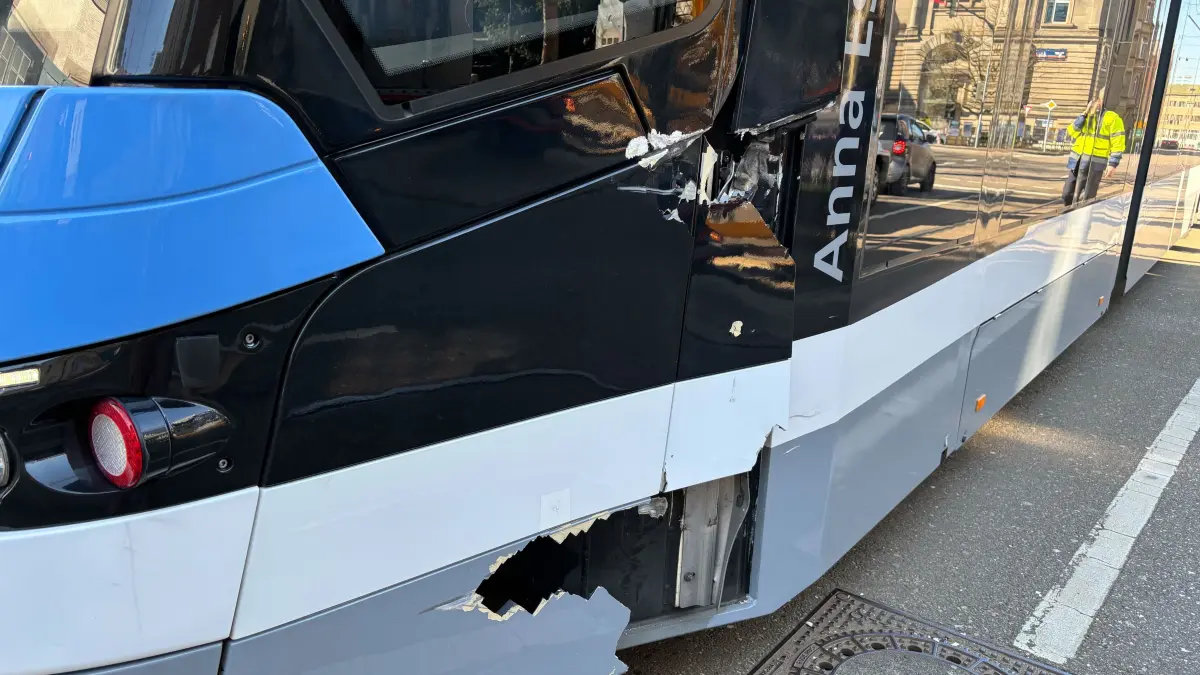 Straßenbahn und Sattelzug stoßen zusammen.
