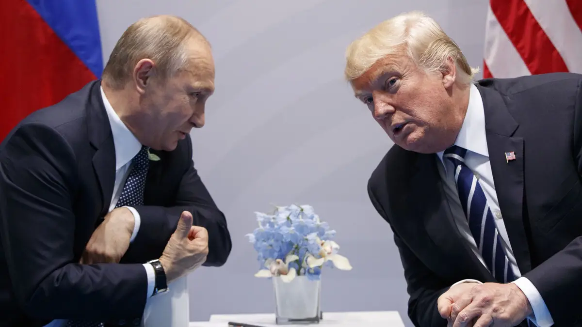 ARCHIV - 07.07.2017, NA, Hamburg: Wladimir Putin (l), Präsident von Russland, und Donald Trump, unterhalten sich auf dem G20-Gipfel. (zu dpa: «Trumps Telefonat mit Putin lässt Ukrainer bangen») Foto: Evan Vucci/AP/dpa +++ dpa-Bildfunk +++
