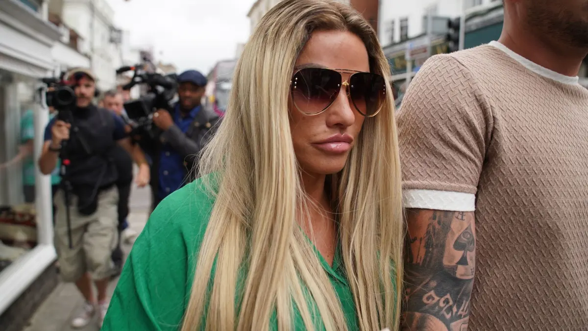 Katie Price: ARCHIV - 24.06.2022, Großbritannien, Lewes: Katie Price, Model aus Großbritannien, verlässt den Lewes Crown Court in East Sussex. (zu dpa: «Katie Price freut sich über beendetes Insolvenzverfahren») Foto: Gareth Fuller/PA Wire/dpa +++ dpa-Bildfunk +++
