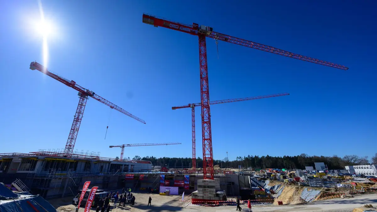 Grundsteinlegung für Zentralklinik im Heidekreis: 19.03.2025, Niedersachsen, Bad Fallingbostel: Die Baustelle für die Zentralklinik im Heidekreis. Die Kliniken in Soltau und Walsrode werden zentralisiert. Der Bezug des Neuen Klinikums ist für Ende 2028 geplant. Foto: Philipp Schulze/dpa +++ dpa-Bildfunk +++