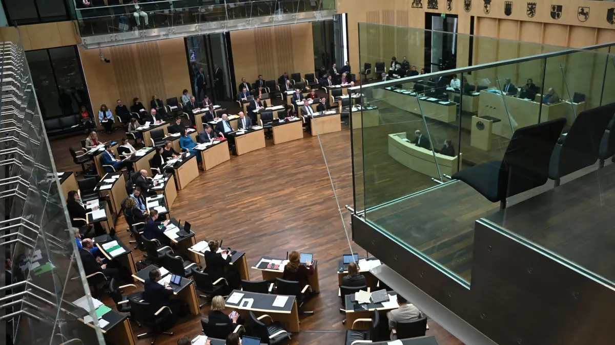 Bundesrat: ARCHIV - 14.02.2025, Berlin: Mitglieder des Bundesrats sitzen im Plenum. Der Bundesrat entscheidet am Freitag über eine Grundgesetzänderung zugunsten schuldenfinanzierter Investitionen in Verteidigung und Infrastruktur. (zu dpa: «Grundgesetzänderung für Milliarden-Paket weiter umstritten») Foto: Sarah Knorr/dpa +++ dpa-Bildfunk +++