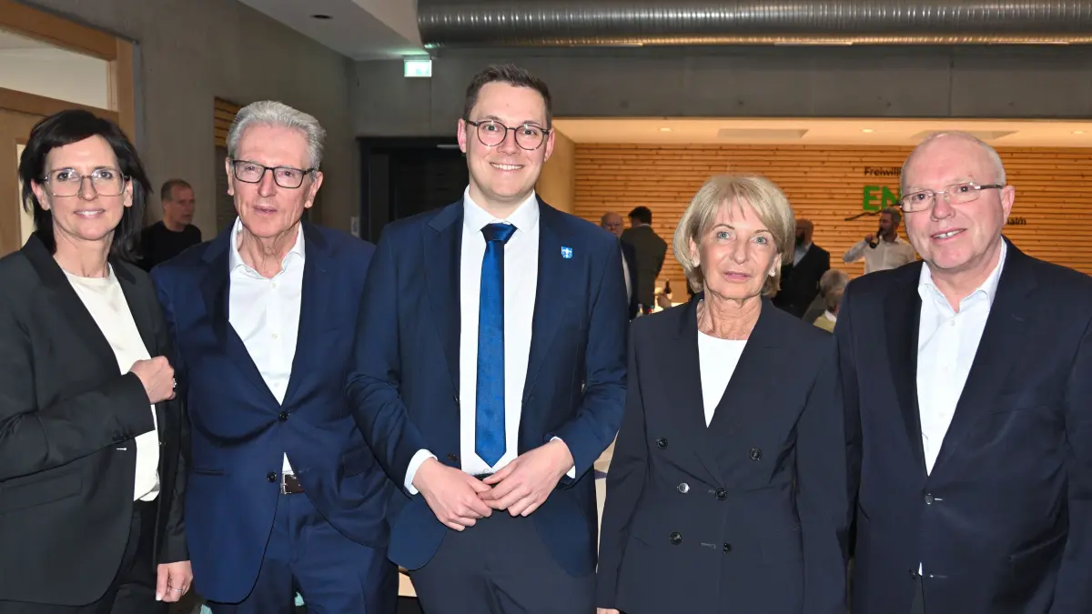 Bei der Gründungsfeier (von links) der Stiftungsvorstand mit Nele Swafing und ihrem Vater Rainer Schiefelbein, Eningens Bürgermeister Eric Sindek sowie vom Stiftungsrat Iris Schiefelbein und Thomas Walter.