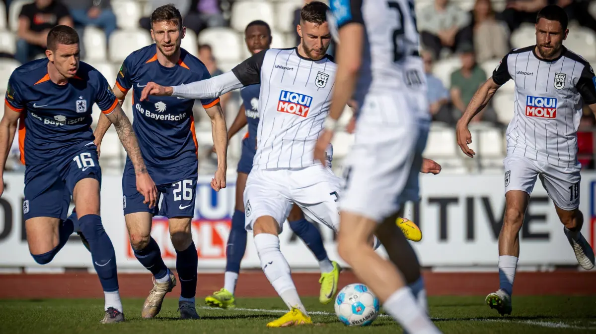 Fußball, SSV Ulm (weiß): Testspiel gegen den TSV 1860 München - Co Higl Felix SSV Ulm Tor