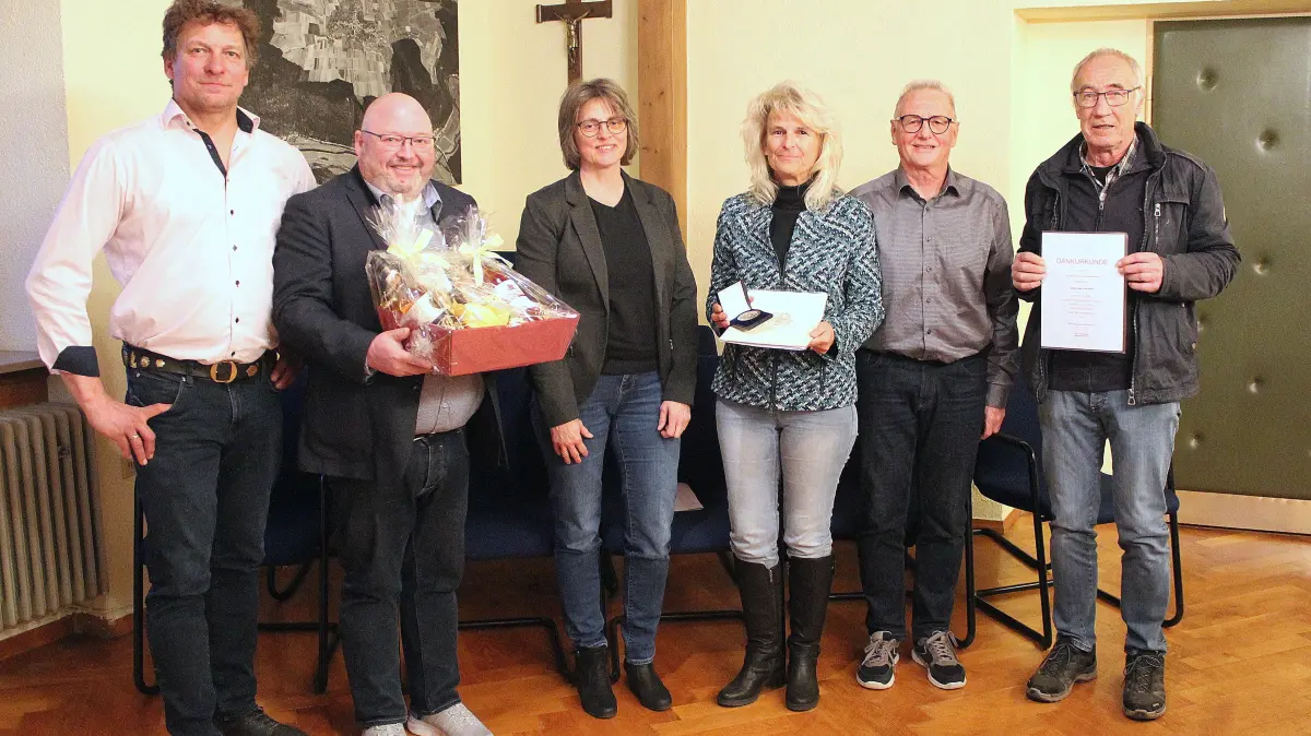 Ortsvorsteher Stefan Schäfer, Rene Griebel (DWD), Susanne Stöberer (DWD), die Geehrte Karin Schäfer, deren Lebensgefährte Gerhard Struck und der Geehrte Peter Werth.
