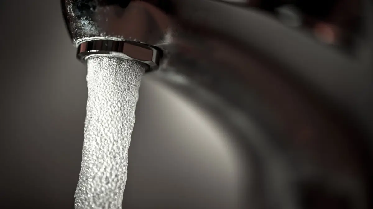 Dramatische Folgen des Gletscherschwunds: ARCHIV - 10.11.2023, Baden-Württemberg, Ravensburg: Trinkwasser läuft aus einem Wasserhahn. (zu dpa: «Gletscherschwund ist «Frage des Überlebens» für Menschheit») Foto: Felix Kästle/dpa +++ dpa-Bildfunk +++
