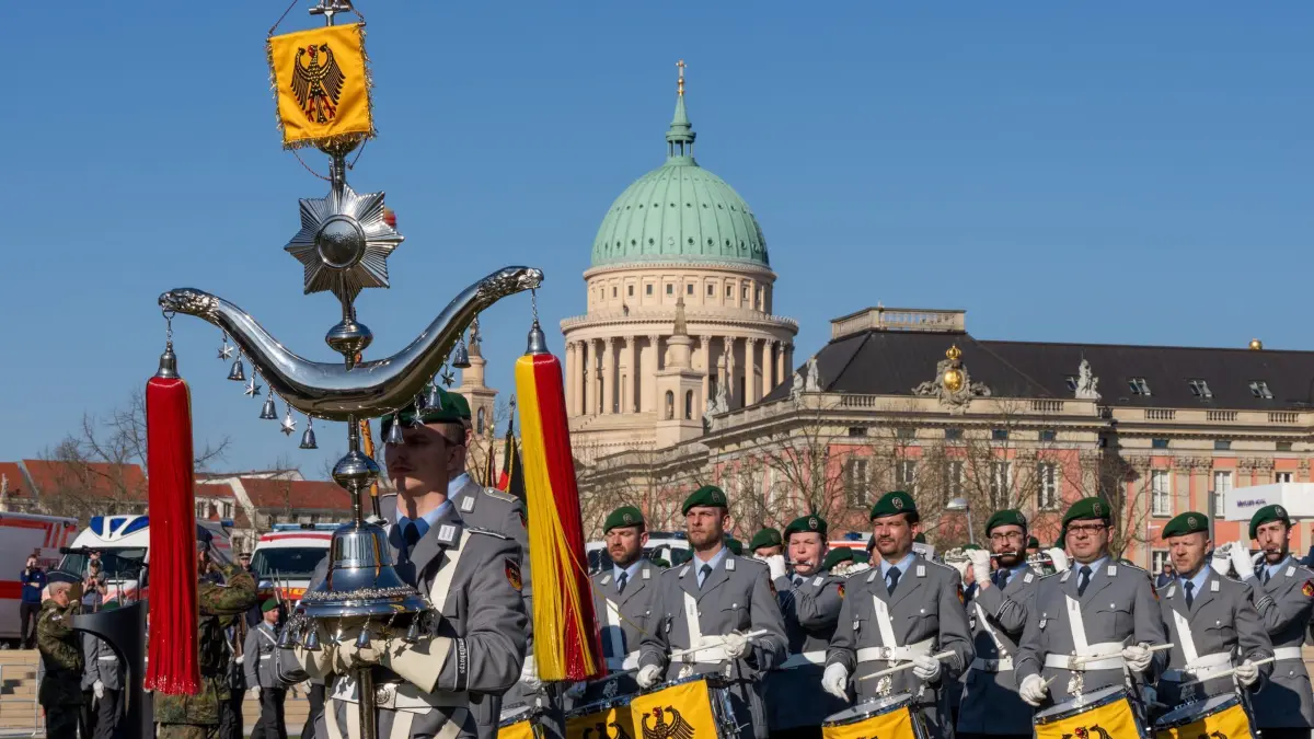 Übergabe des Landeskommandos Brandenburg an Oberst Scholtka: 20.03.2025, Brandenburg, Potsdam: Das Wachbataillon der Bundeswehr marschiert nach der Kommandoübergabe des Landeskommandos Brandenburg im Neuen Lustgarten mit Marschmusik aus. Oberst Detlefsen hat nach acht Jahren die Befehlsgewalt an Oberst Scholtka übergeben. Der bisherige Kommandeur Oberst Detlefsen hatte während einer feierlichen Zeremonie nach acht Jahren die Befehlsgewalt an Oberst Scholtka übergeben. Foto: Soeren Stache/dpa +++ dpa-Bildfunk +++