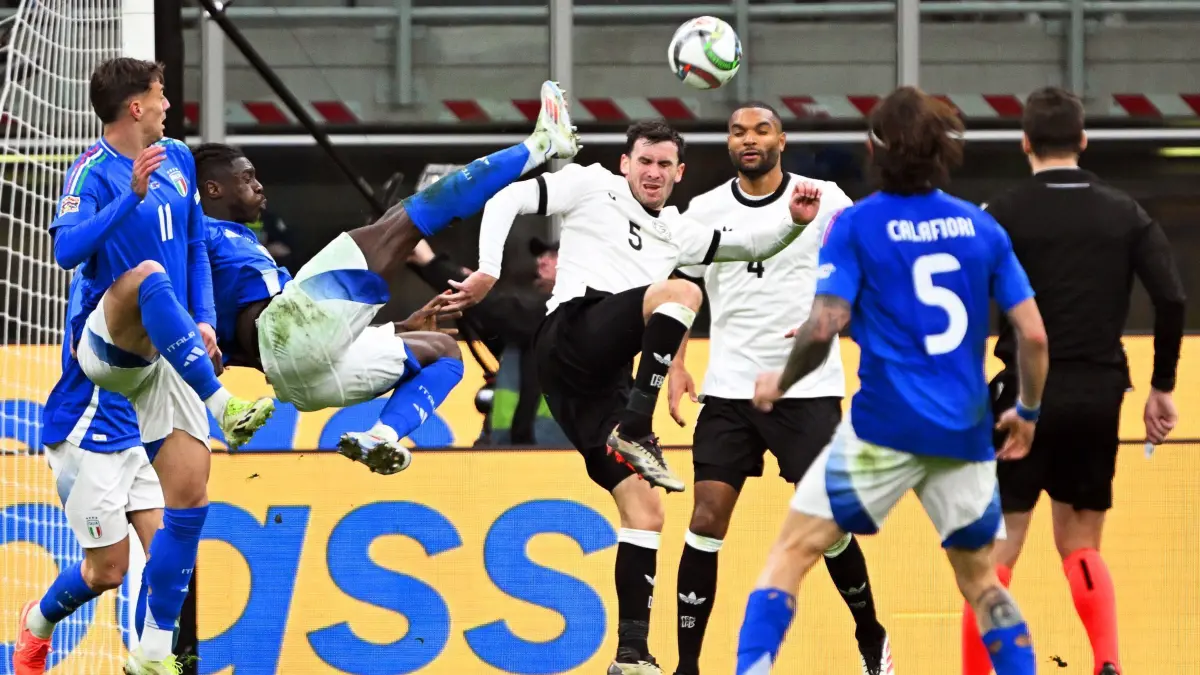 Italien - Deutschland: 20.03.2025, Italien, Mailand: Fußball: Nations League A, Italien - Deutschland, Play-off-Runde, Viertelfinale, Hinspiele, Stadio Giuseppe Meazza, Italiens Moise Kean (3.v.l) und Deutschlands Pascal Groß (M) kämpfen um den Ball. Foto: Federico Gambarini/dpa +++ dpa-Bildfunk +++