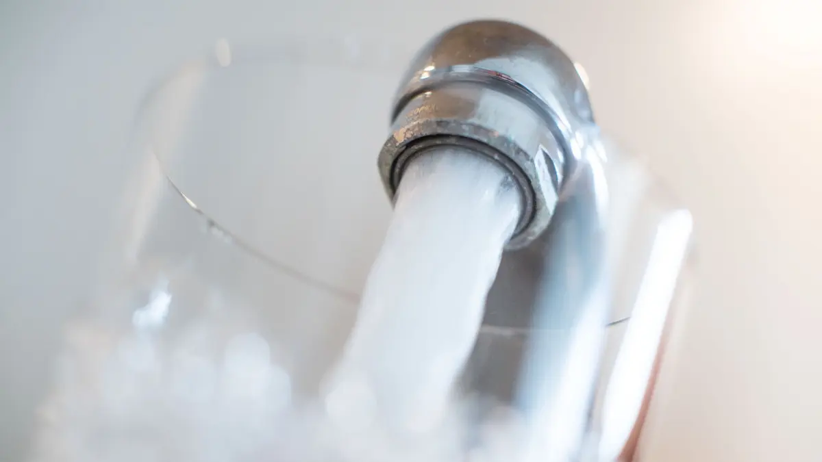 ARCHIV - 27.03.2018, Bayern, München: Wasser läuft aus einem Wasserhahn in ein Glas. (zu dpa: «Verband: Kommunen müssen Trinkwassermangel vorbeugen») Foto: Lino Mirgeler/dpa +++ dpa-Bildfunk +++
