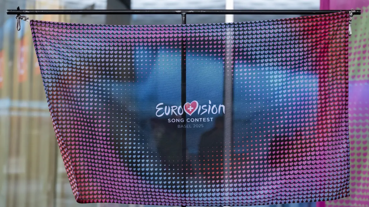 Eine Fahne des Eurovision Song Contest 2025 weht im Wind. Vom 10. bis 17. Mai 2025 wird in Basel der Eurovision Song Contest 2025 ausgetragen.