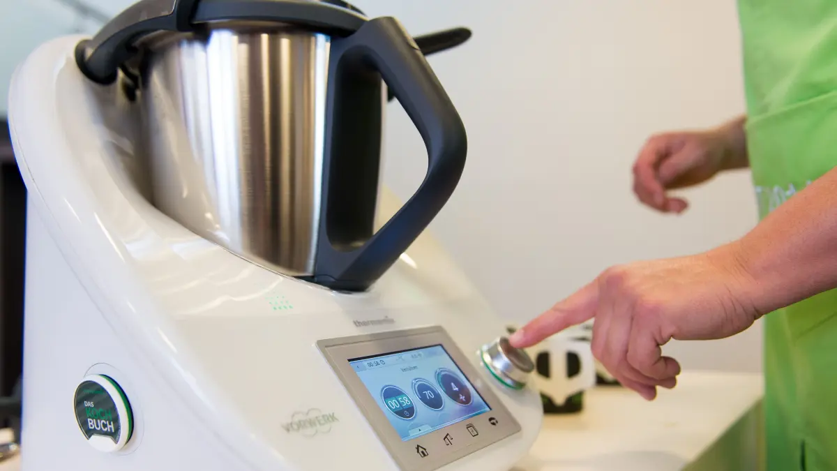 ARCHIV - 21.05.2015, Nordrhein-Westfalen, Düsseldorf: Eine Frau bedient am Rande der Bilanz-Pk von Vorwerk einen Thermomix TM5. (zu dpa "Vorwerks neuer Thermomix sorgt für Ärger") Foto: Marius Becker/dpa +++ dpa-Bildfunk +++